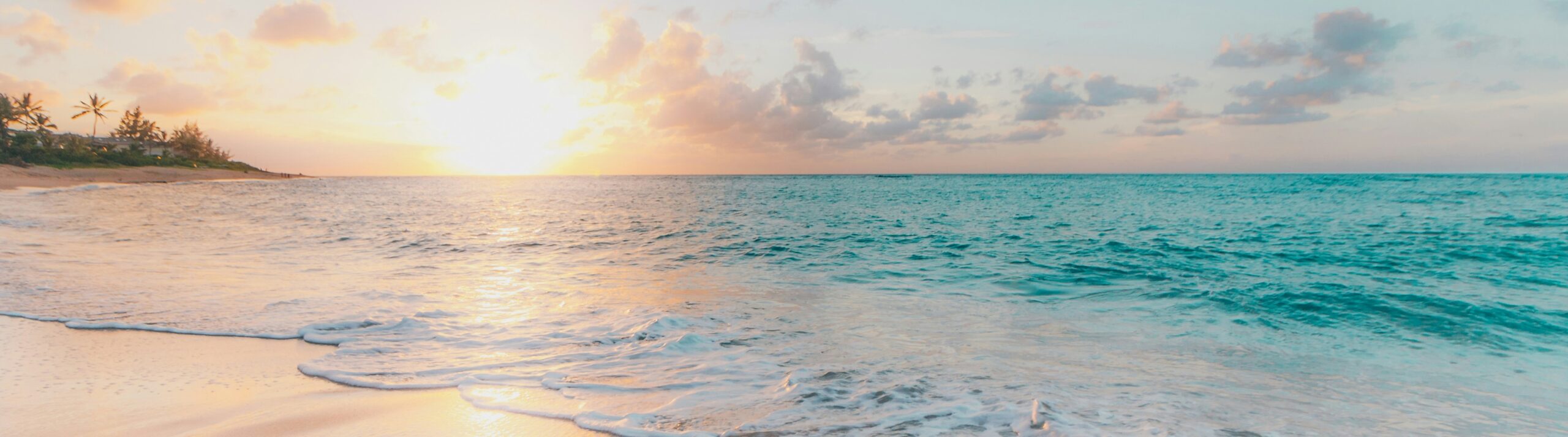Couché du soleil sur une plage avec l'immensité de l'océan pour représenter l'été.
